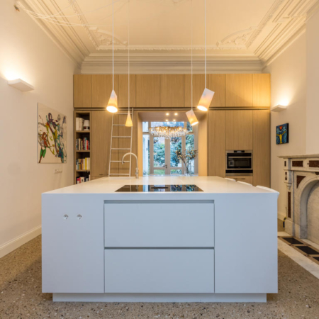 witte keuken met houten keukenkasten