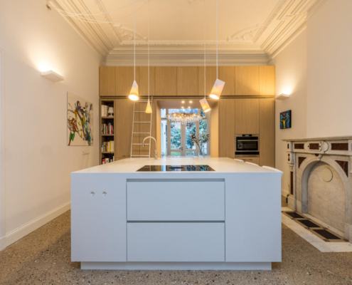 witte keuken met houten keukenkasten