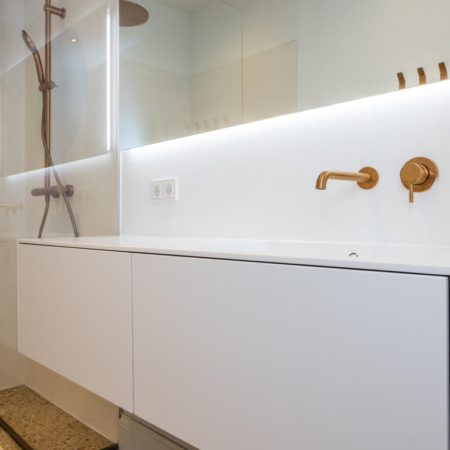 witte badkamer met goudem details