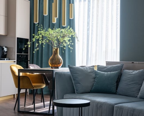 kleine woonkamer met open keuken inrichten