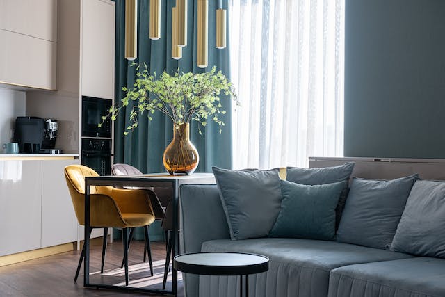kleine woonkamer met open keuken inrichten